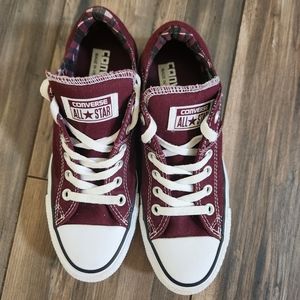 Converse Women's Size 7. Maroon color.
